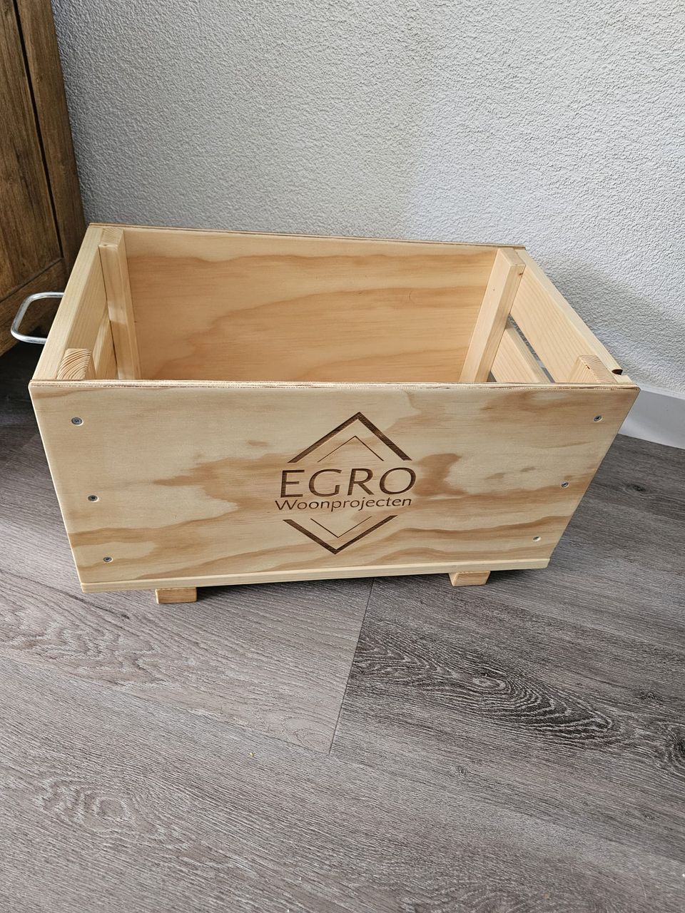 Houten kist met het gegraveerde logo van EGRO Woonprojecten