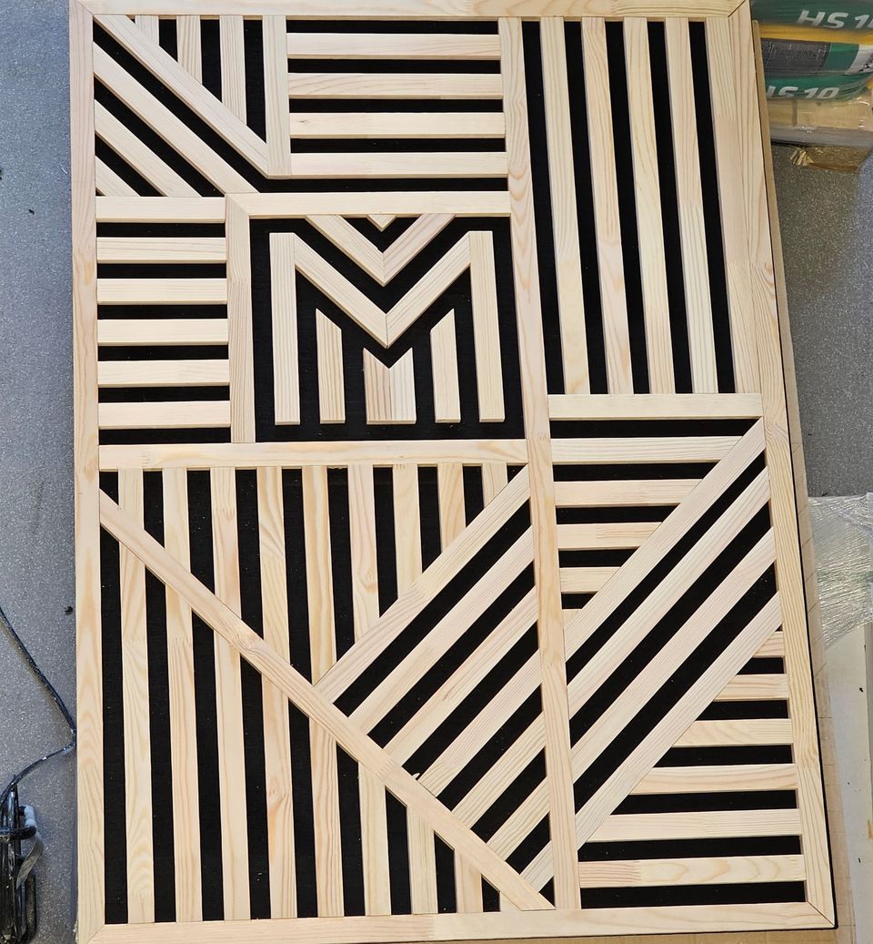 Wanddecoratie van houten latten op een zwarte achtergrond
