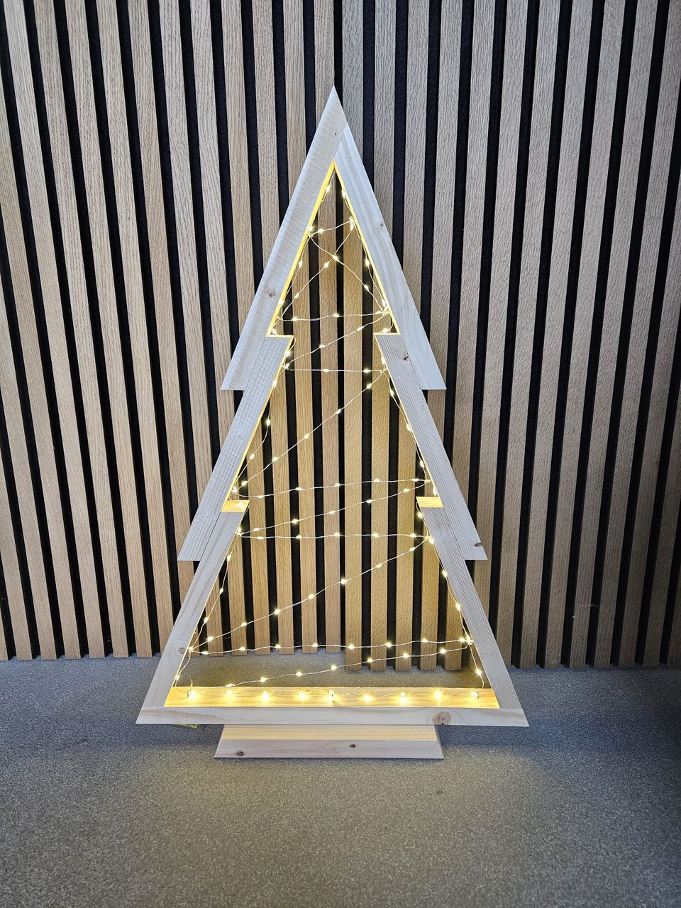 Houten kerstboom frame met lichtjes