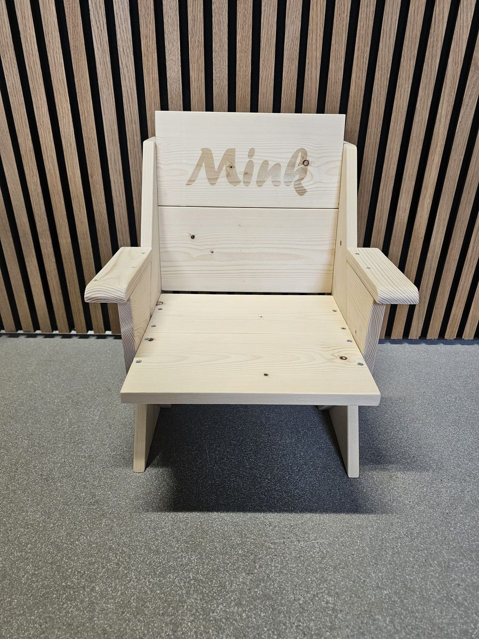 Houten kinderstoel met een gefreesde naam