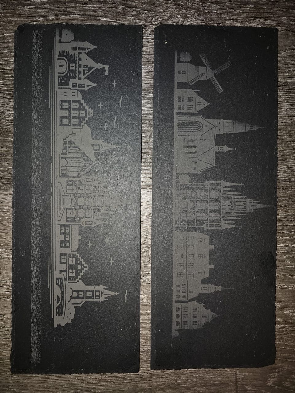 Twee leistenen met een gegraveerde skyline
