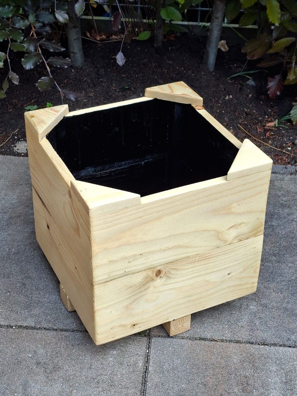 Houten plantenbak met zwarte binnenkant