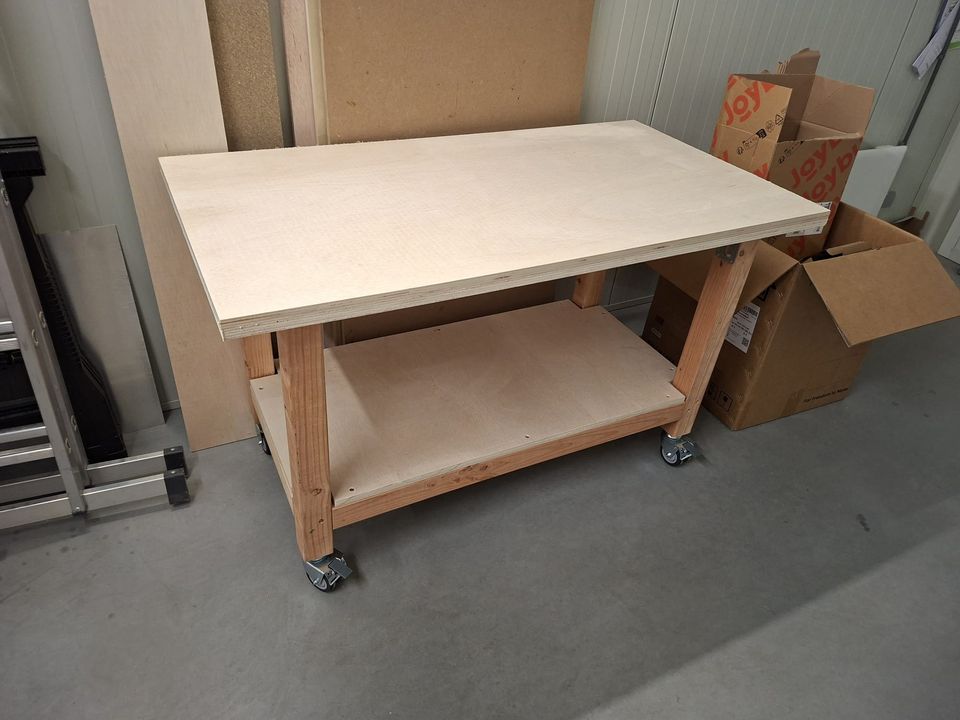 Stevige houten werktafel op wielen
